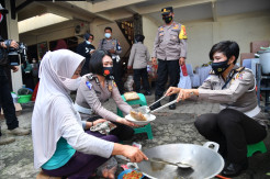 Hadir di Tengah Korban Banjir, Korlantas Polri Beri Bantuan 500 Paket Sembako