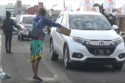 Miris! Bantuan Tak Merata, Korban Banjir di Jenebin Karawang Meminta-minta di Jalan