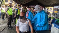 Ratusan Polisi di Mojokerto Disuntik Vaksin COVID-19