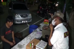 Tak Pakai Masker, Pengemudi Kendaraan Diminta Menyapu Jalan dan Masjid