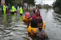 Banjir Lumpuhkan Kaligawe Semarang, Karyawan RS dan Pekerja Pabrik Dievakuasi