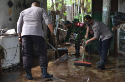 Banjir Kiriman Bromo Surut, Puluhan Personel Tim Gabungan Bantu Warga Bersih-bersih