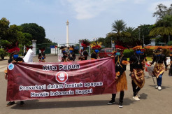 Pakai Baju Adat, Pemuda...