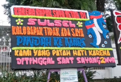 Karangan Bunga di Rujab Gubernur Sulsel, Kami Patah Hati Ditinggal saat Sayang-sayangnya