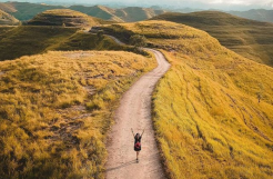 Jadi Tempat Foto Prewedding Influencer, Inilah Bukit Tanarara, Surganya Tanah Sumba