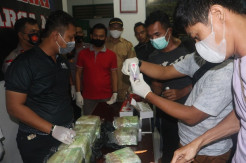 Patroli di Perbatasan Malaysia, Satgas Pamtas Yonif 642 Temukan Sabu 42,9 Kg
