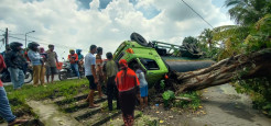 Warga Geger, Tiba-tiba Cium Bau Tak Sedap, Ternyata Truk Pengangkut Air Keras Terguling