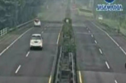 Dramatis Detik-detik Bus PO Anugrah Pindah Jalur usai Tabrak Pembatas Jalan Tol Surabaya-Gempol