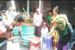 Kesulitan Air Bersih Warga Woja Dompu Berebut Air Bantuan