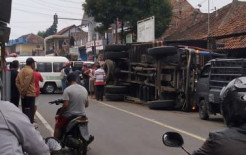 Truk Terguling, Sapi-sapi Tergeletak di Jalan Cigugur Kuningan