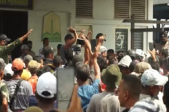 Dagangan Diinjak Petugas, Ratusan Pedagang dan Nelayan Mengamuk di TPI Lampulo Aceh