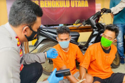 Nyaru Jadi Pembeli, Dua Pemuda Berpistol Sikat Ponsel dan Motor