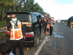 Luxio Seruduk Belakang Kendaraan di Tol Cipali, 2 Tewas Tergencet Kabin Ringsek