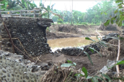 Diterjang Banjir, Jembatan Beton di Tigasan Probolinggo Ambrol