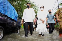 Basah-basahan, Bobby Nasution dan Kahiyang Ayu Tinjau 15 Rumah Terendam Banjir