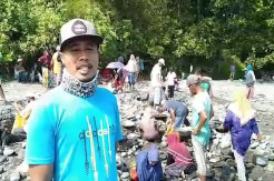 Warga Maluku Tengah Berbondong Bondong Berburu Emas di Pantai, Camat Amahai Perintahkan Perketat Perbatasan