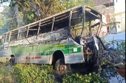 Tabrak Truk Tronton di Pantura Lamongan, Bus Sinar Mandiri Masuk Parit dan Terbakar