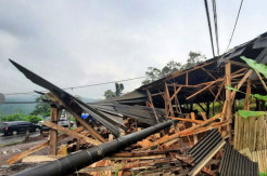 Satu Rumah Warga Nonongan Rusak Tertimpa Tiang Listrik