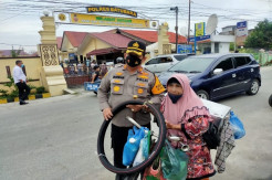 Tangis Sumini Pecah Saat AKBP Ikhwan Lubis Memberinya 2 Ban Baru untuk Sepedanya
