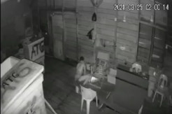 Ngeri Pencuri Berkolor Muncul dari Lantai Terekam CCTV saat Beraksi di Gudang Ikan