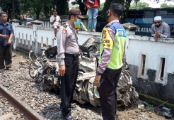 Tertabrak dan Terseret KA Puluhan Meter di Lamongan, Minibus Hancur, Dua Tewas