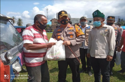 Puluhan Abang Becak Dapat Sembako dari Kapolda Sumut