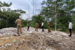 Warga Mojokerto Resah, Limbah Diduga B3 Dibuang di Lahan Kosong
