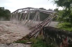 Jembatan Bersejarah yang Diresmikan Jenderal A Yani Ambruk Diterjang Banjir Bandang