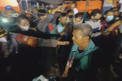 Tangis Pecah di Dermaga TPI Eretan Wetan Saat 15 Korban Selamat dan 2 Jenazah Tiba