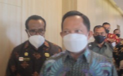 Bertemu Gubernur Papua Secara Tertutup, Mendagri: Alasan ke PNG Tetap Salah