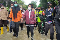 Terjun ke Lokasi Banjir di Bima, Mensos Risma Pastikan Kebutuhan Korban Terpenuhi