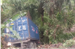 Hindari Mobil, Truk Kontainer Terjun ke Jurang 10 Meter