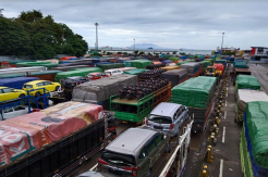 Truk Logistik Mulai Padati Pelabuhan Merak