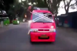 Atraksi Ugal-ugalan Sopir Angkot Duduk di Jendela Sambil Nyetir Sebabkan 6 Orang Luka Parah