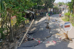 Sungai Marmoyo Erosi, Jalan Antarkecamatan di Mojokerto Ambles