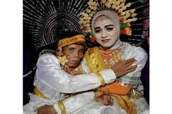 Viral, Foto Mesra Gadis...