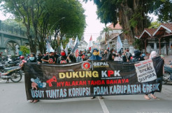 Dukung KPK Tuntaskan Kasus Korupsi, Puluhan Warga Geruduk PDAM Giri Tirta Gresik