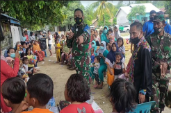 Kembalikan Keceriaan Anak-anak Korban Banjir, Danrem 162 WB Lakukan Trauma Healing