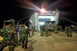 Sempat Dihantam Angin Kencang, Kapal TNI AD Akhirnya Bongkar Muatan untuk Korban Banjir