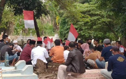Ledakan Kilang Minyak Balongan Bawa Korban Nyawa, Isak Tangis Iringi Pemakaman Jenazah