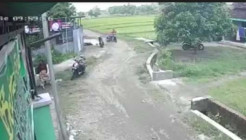 Bikin Ngelus Dada, Emak-emak Sambil Gendong Balita  Terekam CCTV Mencuri Motor