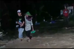 Banjir Terjang Madiun, Warga Salat Tarawih di Bawah Guyuran Hujan Lebat