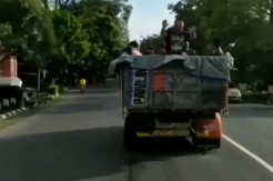 Viral, Gadis Cantik Kemudikan Truk di Jalan Raya Berisi Belasan Laki-laki Sedang Mandi