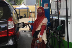 Spesial Hari Kartini, Petugas SPBU Sulsel dan Sultra Pakai Baju Adat