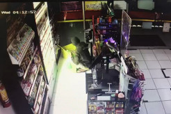 Gondol Ratusan Bungkus Rokok dan Permen, Pencurian di Alfamart Terekam CCTV
