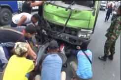 Truk Boks Terobos Lampu Merah Hajar 3 Motor dan 3 Mobil, Korban Berserakan di Jalan