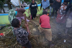 Tradisi Bakar Batu Warga...