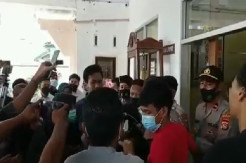 Kasus KDRT Hanya Tuntut Oknum DPRD 1 Bulan Penjara, Massa HMI Mengamuk di Kejari Dompu