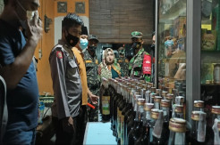 Gerebek Kios Jamu, Petugas Gabungan Temukan Miras di Lemari Pakaian