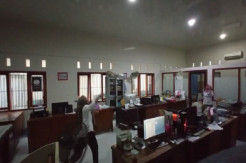 Heboh Ruang Kerja ASN di Ngawi Jadi Arena Badminton Viral di Medsos